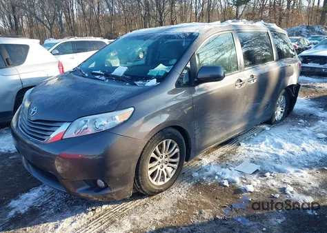 2015 Toyota Sienna Xle Premium 8 Passenger z USA, uszkodzony, nr VIN 5TDYK3DC1FS632563